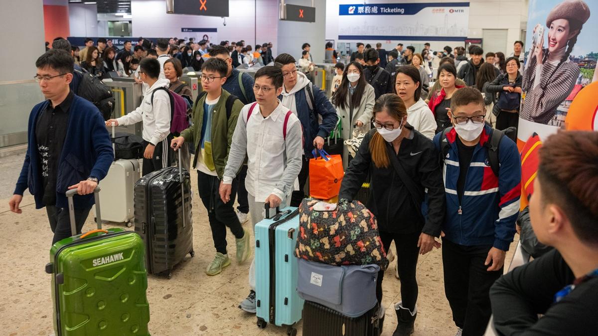 不少港人在長假期最後一日搭高鐵回港。(陳奕釗攝)