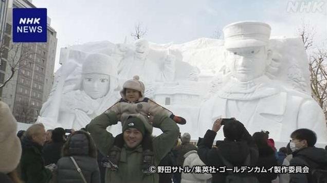 民眾一家大小參觀札幌雪祭，在雪雕前留影。(互聯網)