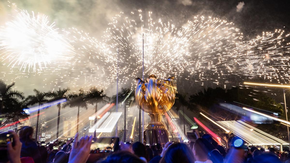 有消息指，政府將計劃每月在維港放煙花吸引旅客來港。(資料圖片／中新社)