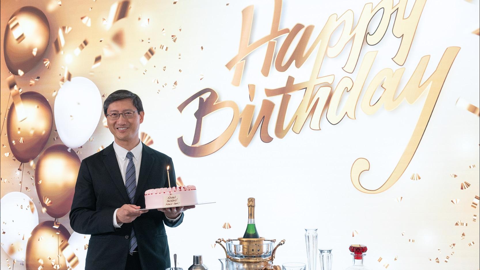 恒地二部團隊及合作夥伴為韓家輝預祝「牛一」 生日願望是……