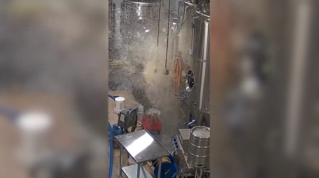 酒廠發酵桶閥門爆開 啤酒柱直射噴飛釀酒師