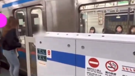 女生為趕地鐵雨傘插車門　遭車長神速開關門反制