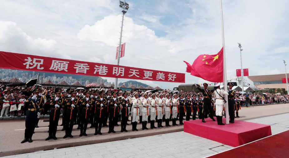 解放軍駐港部隊司令員彭京堂，與政治委員賴如鑫，在農曆新年前夕代表駐港部隊全體官兵，向香港市民致以誠摯問候和美好祝福。（新華社資料圖片）