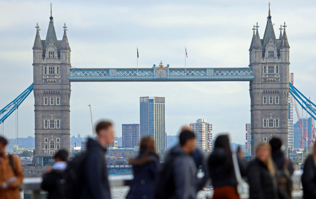 英國國家統計局今日(15日)公布最新經濟數據，去年第四季國內生產總值(GDP)按季收縮0.3%，跌幅大過市場預期，連同去年第三季經濟倒退0.1%，意味在2023年下半年進入技術性衰退。（路透社資料圖片）