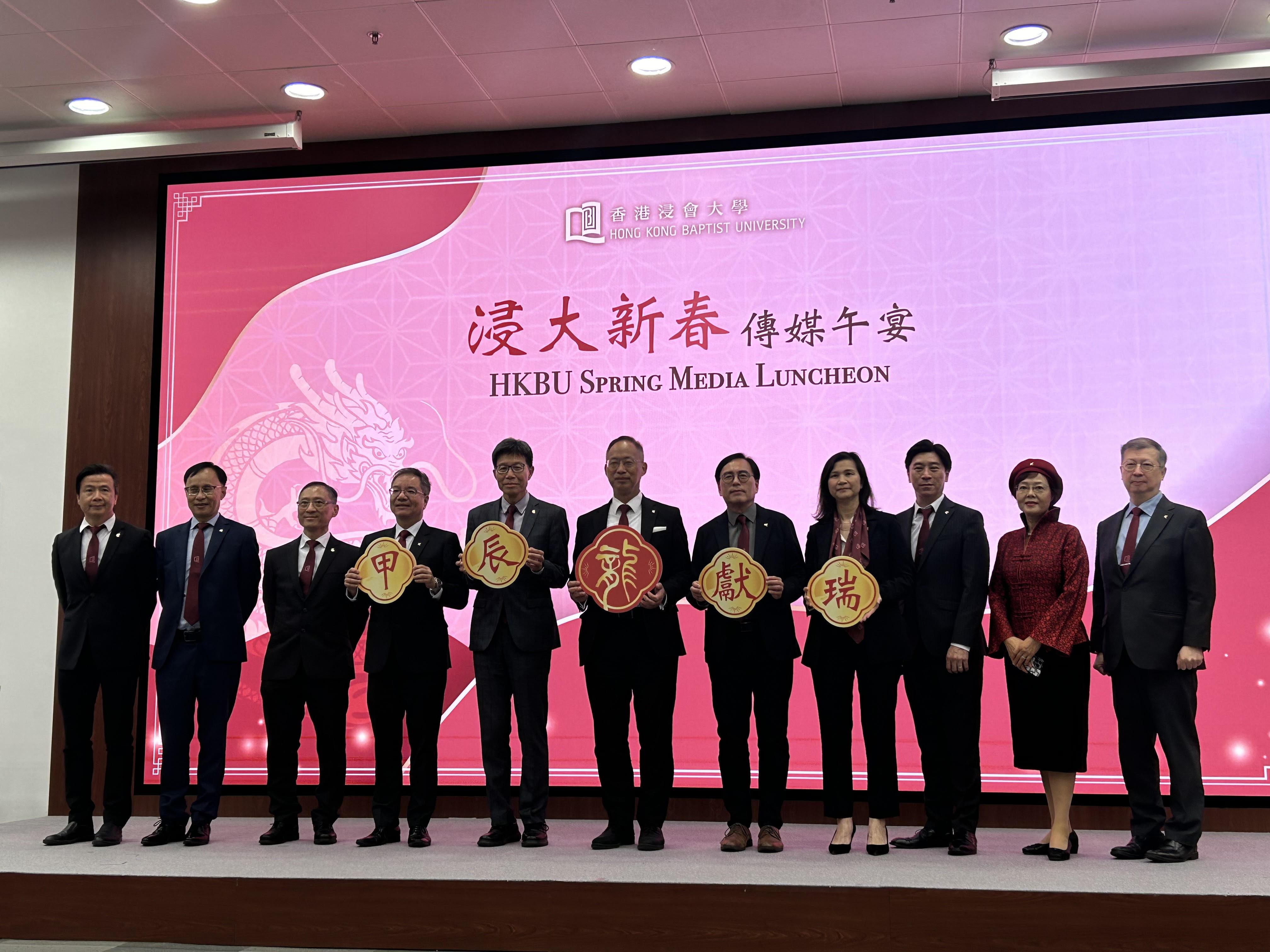 浸大校長及多名院長出席新春傳媒午宴，介紹院校最新發展。(朱慧恩攝)