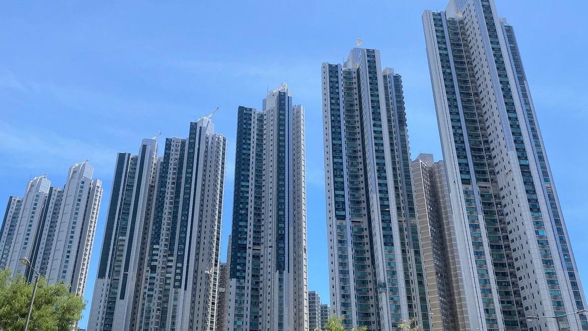 荃灣環宇海灣中層套三房戶，獲家庭換樓客以843.8萬元承接，原業主持貨約10年賺逾兩球走。