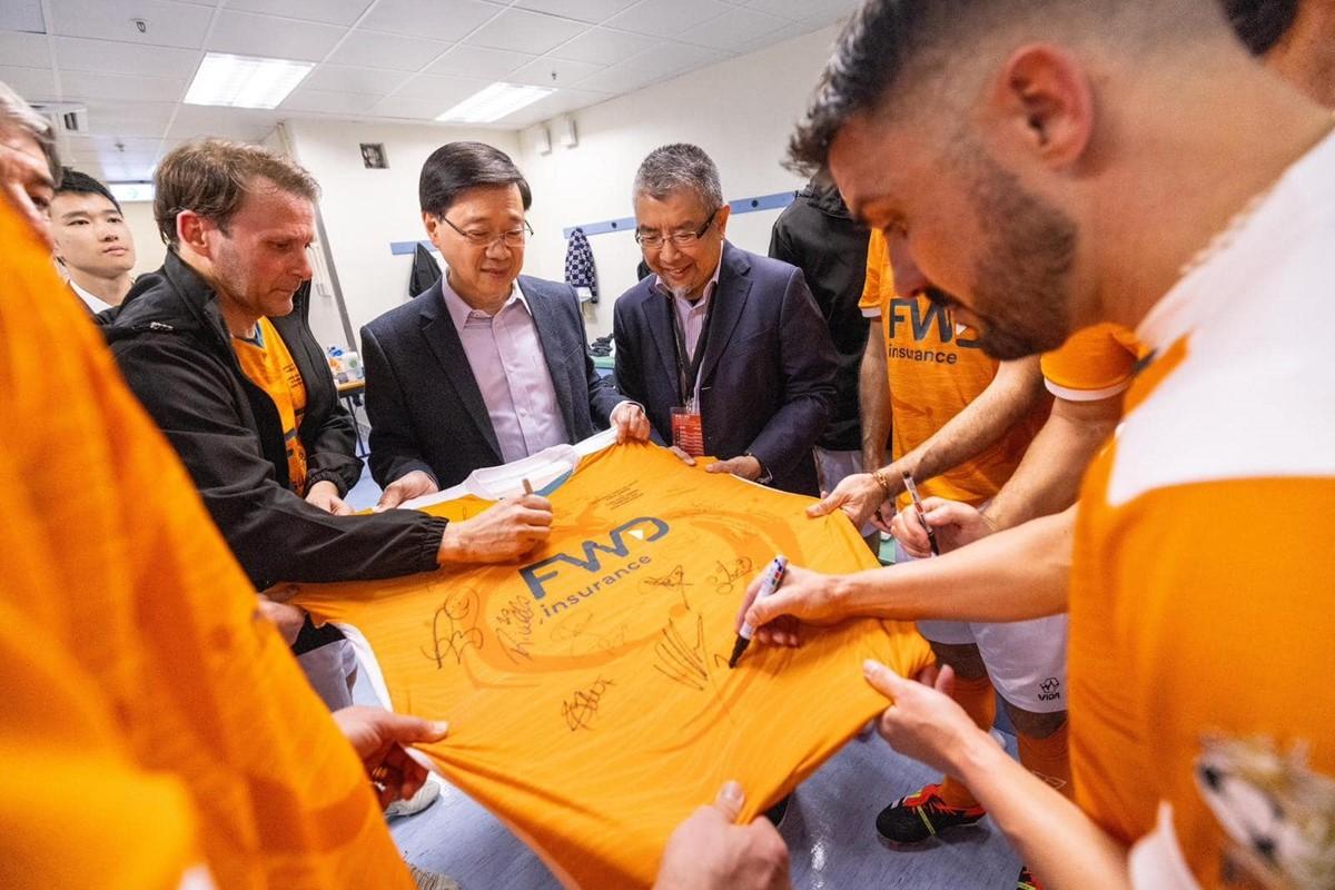 李家超代表香港接收由世界明星隊送贈、每一位球員都有份簽名的球衣。(李家超FB)