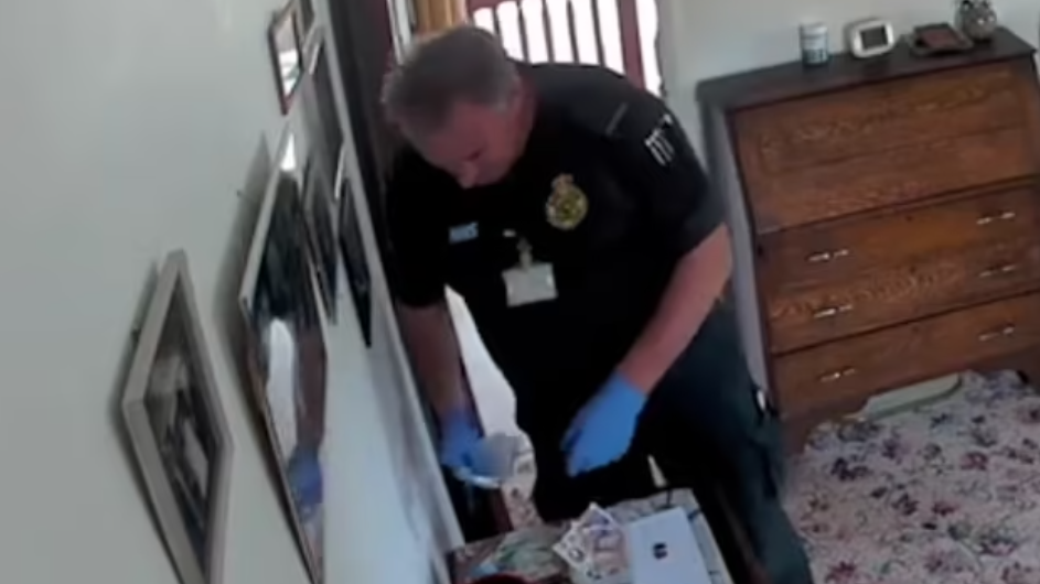 移民英國｜94歲婦家中垂危 救護員到場竟偷錢 見有鏡頭才放下(有片)