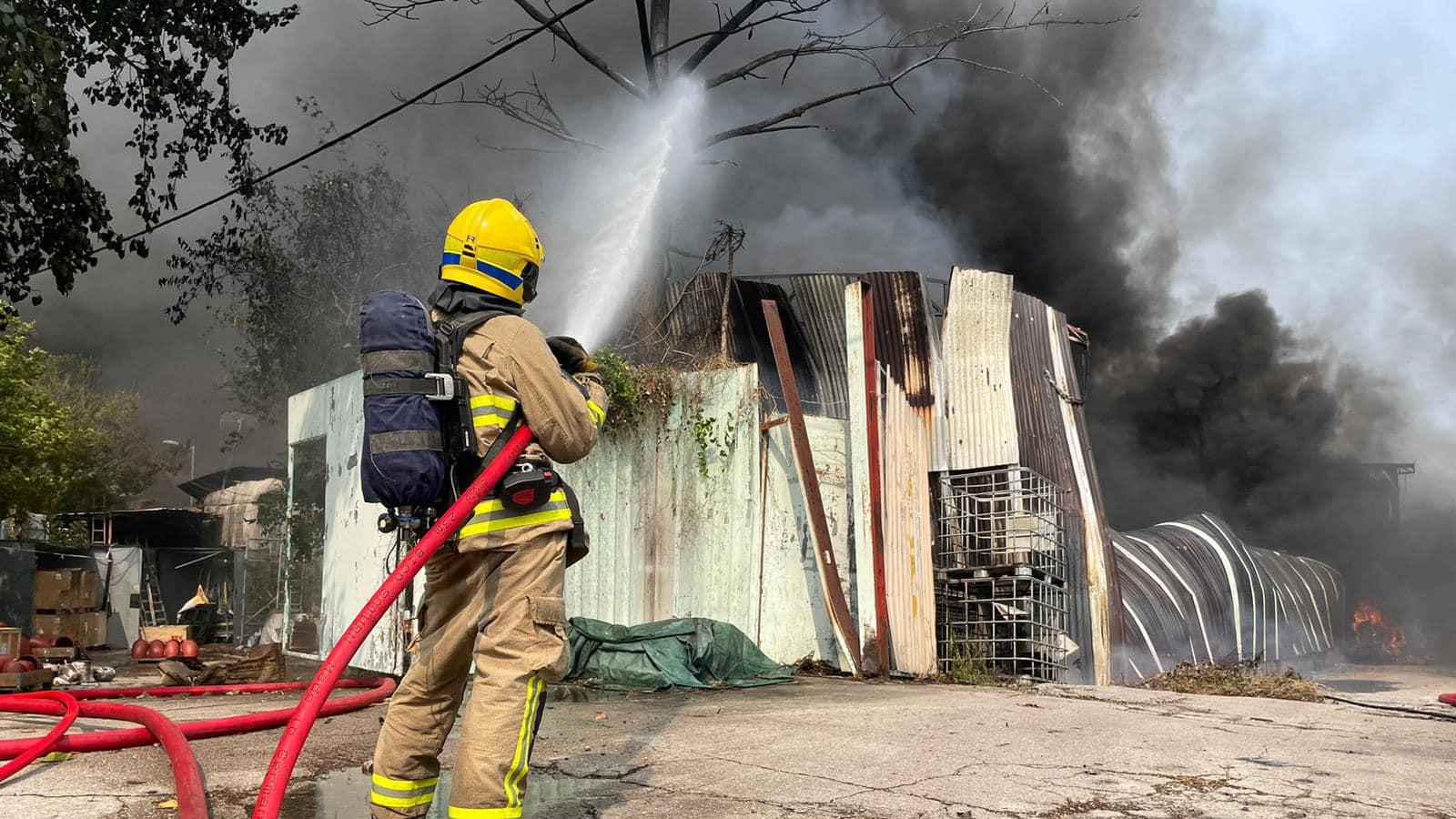 元朗貨倉起火濃煙密佈，消防籲關窗保持鎮定。(香港消防處@FB)