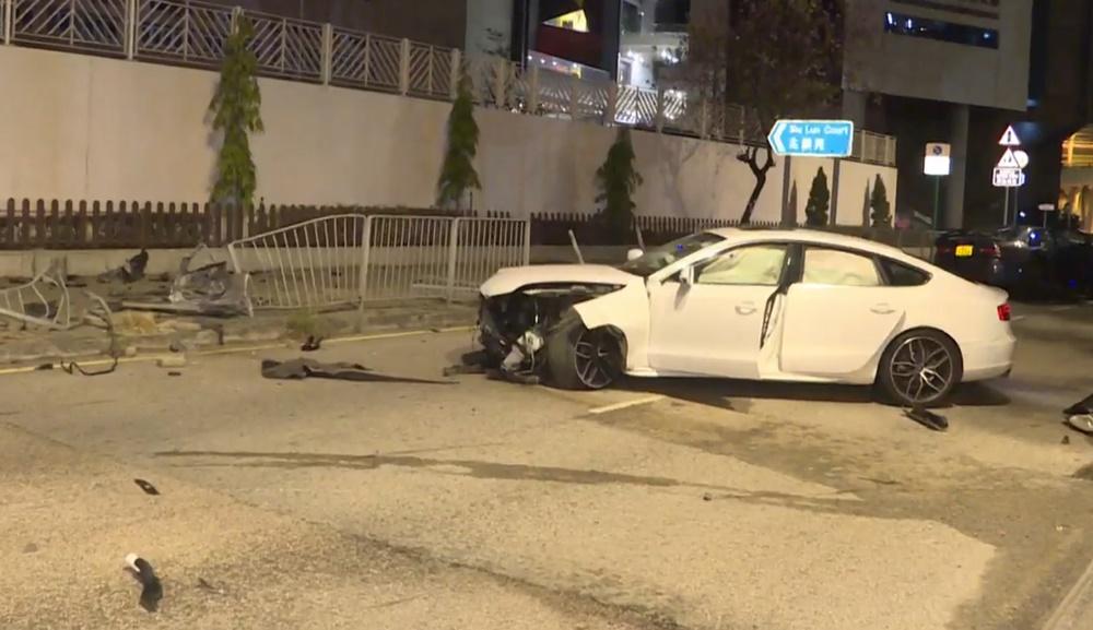 屯門平治遭撞甩門，司機雙腳被斬清醒送院。(電視截圖)