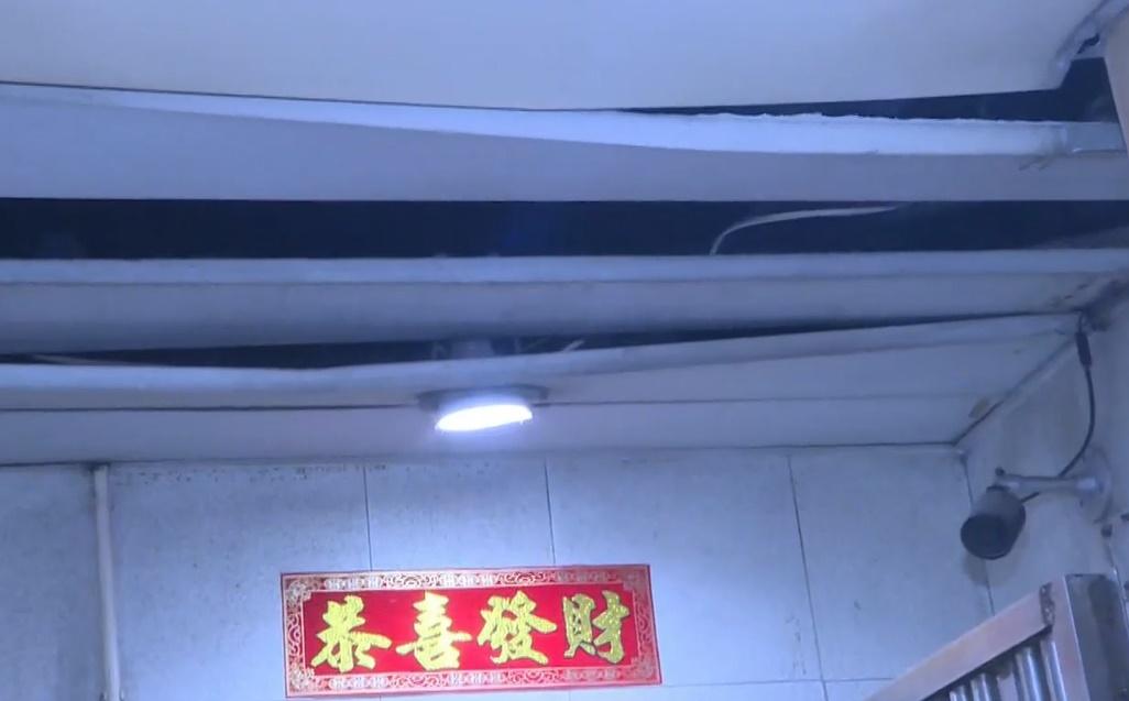 油麻地大廈煙頭焫著打甂爐氣罐爆炸，大堂假天花被震落。(電視截圖)