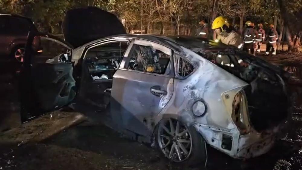 西貢停車場私家車遭縱火，警追緝縱火狂徒。(電視截圖)