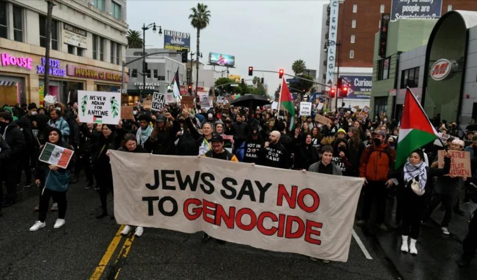 有支持巴勒斯坦民眾到奧斯卡頒獎禮會場外示威。(X)