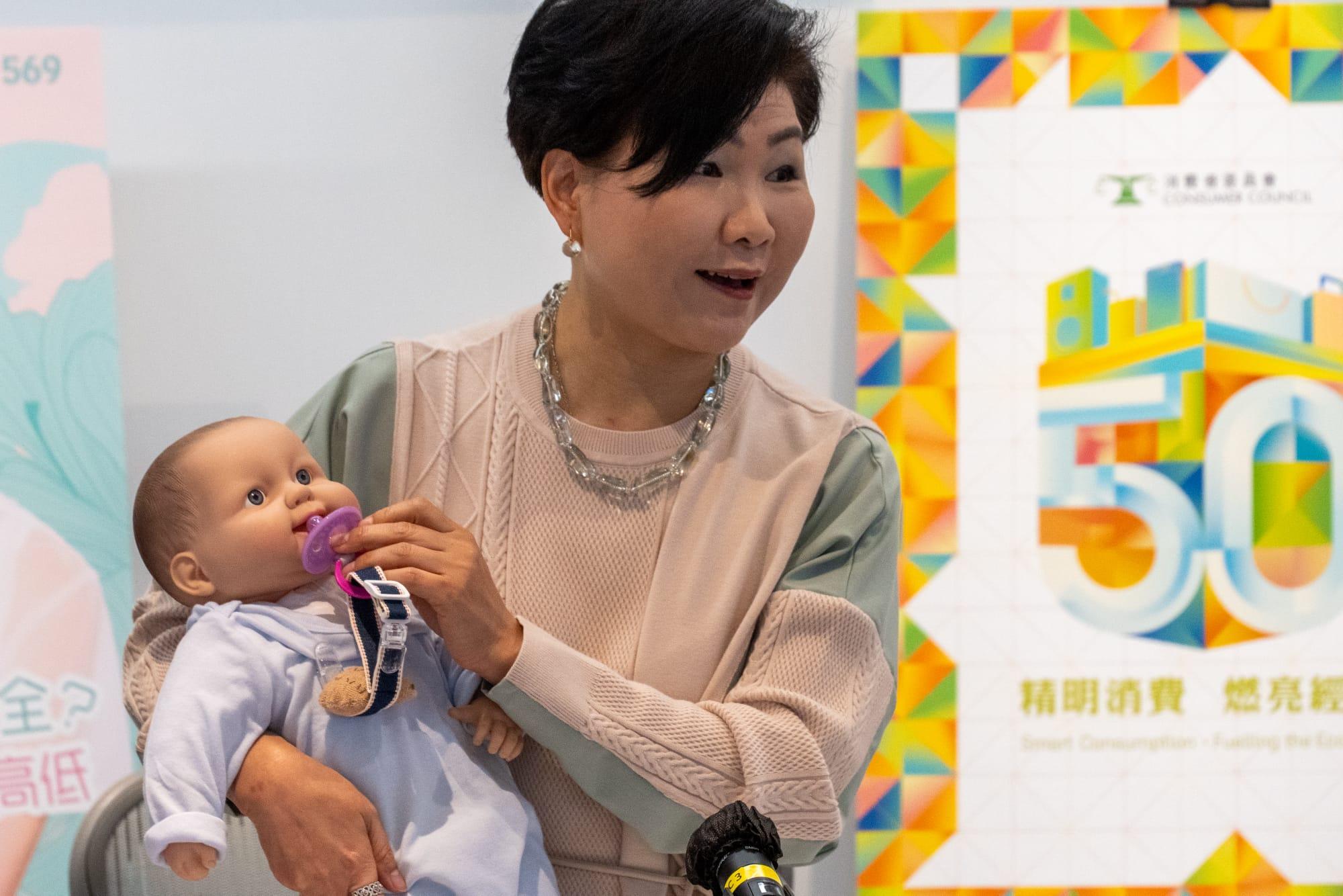 消委會測試安撫奶嘴夾四成樣本存窒息或纏頸風險，29元獲5分媲美228元。(林靄怡攝)消委會)