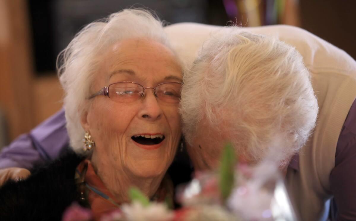 美國116歲人瑞辭世，曾稱長壽秘訣是飯前飲一杯紅酒。(網上圖片)