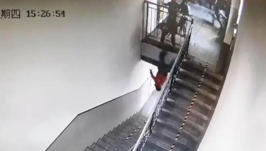 小學樓梯護欄一撞就斷，10歲男童墮樓顱骨須切去3分2。(微博)