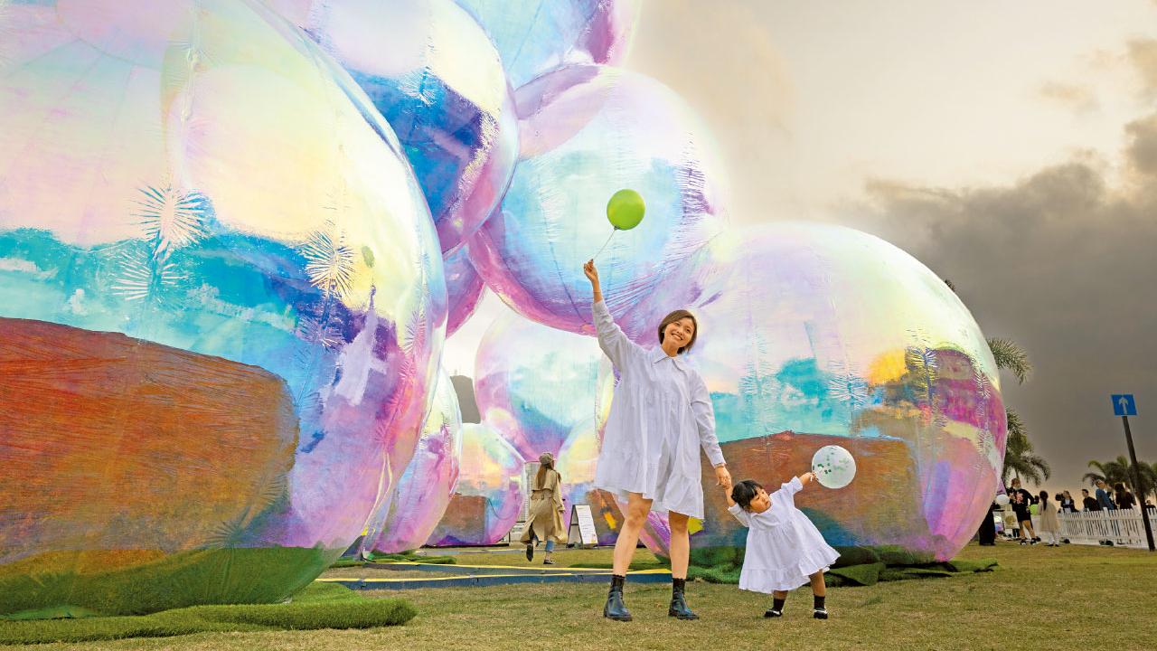 捕捉瞬間幻變景象 9米巨泡泡降落西九海濱