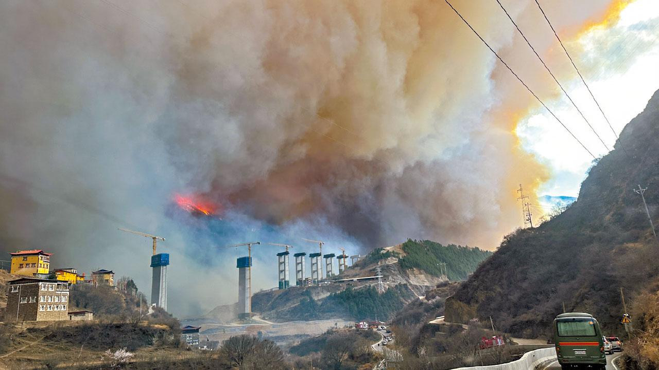 強風助燃蔓延成3個火場 四川雅江山火 近5000人疏散