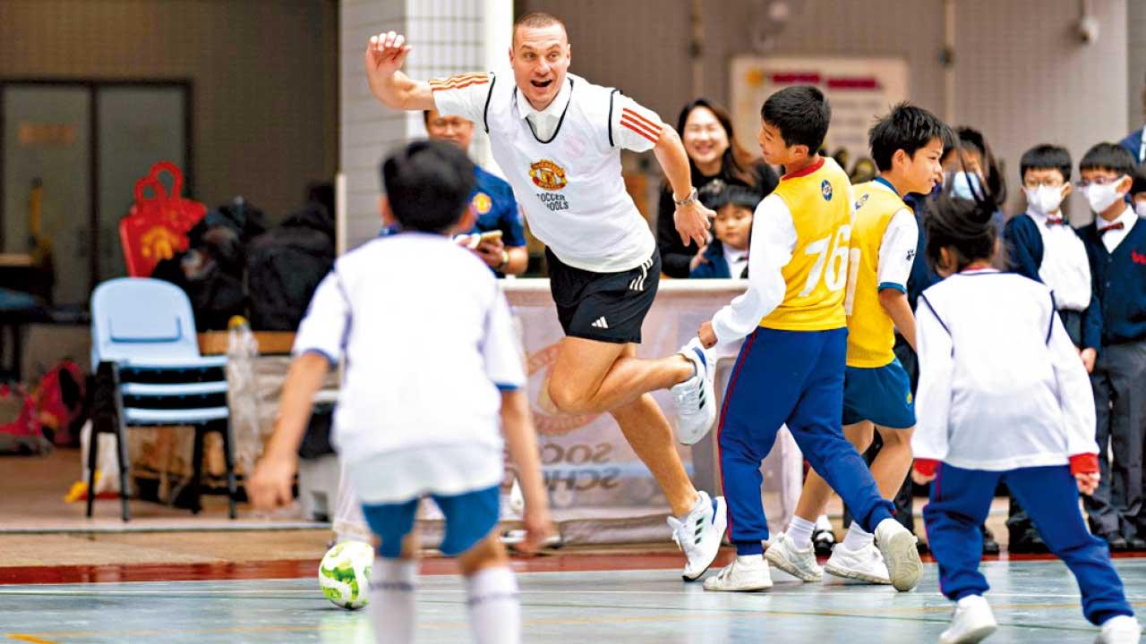 賽馬會學界足球發展計劃 曼聯名宿維迪讚港生心態好