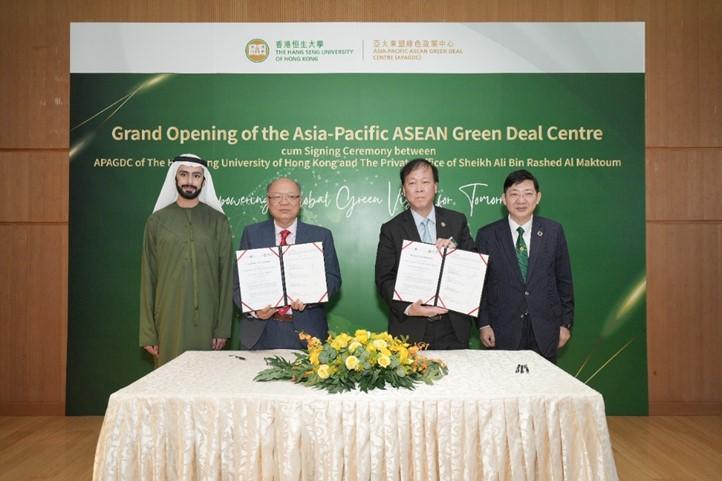 恒生大學協理副校長（知識交流）暨專業進修學院總監梁偉強博士（左 二）與 Sheikh Ali Al Maktoum 王子私人辦公室的國際戰略關係總監 Dr William Tie （International Strategic Relations Director）（右二）簽署合作備忘錄，並由恒生大學 校長何順文教授（右一）及阿拉伯聯合酋長國 Sheikh Ali Al Maktoum 王子（左一） 共同見證。