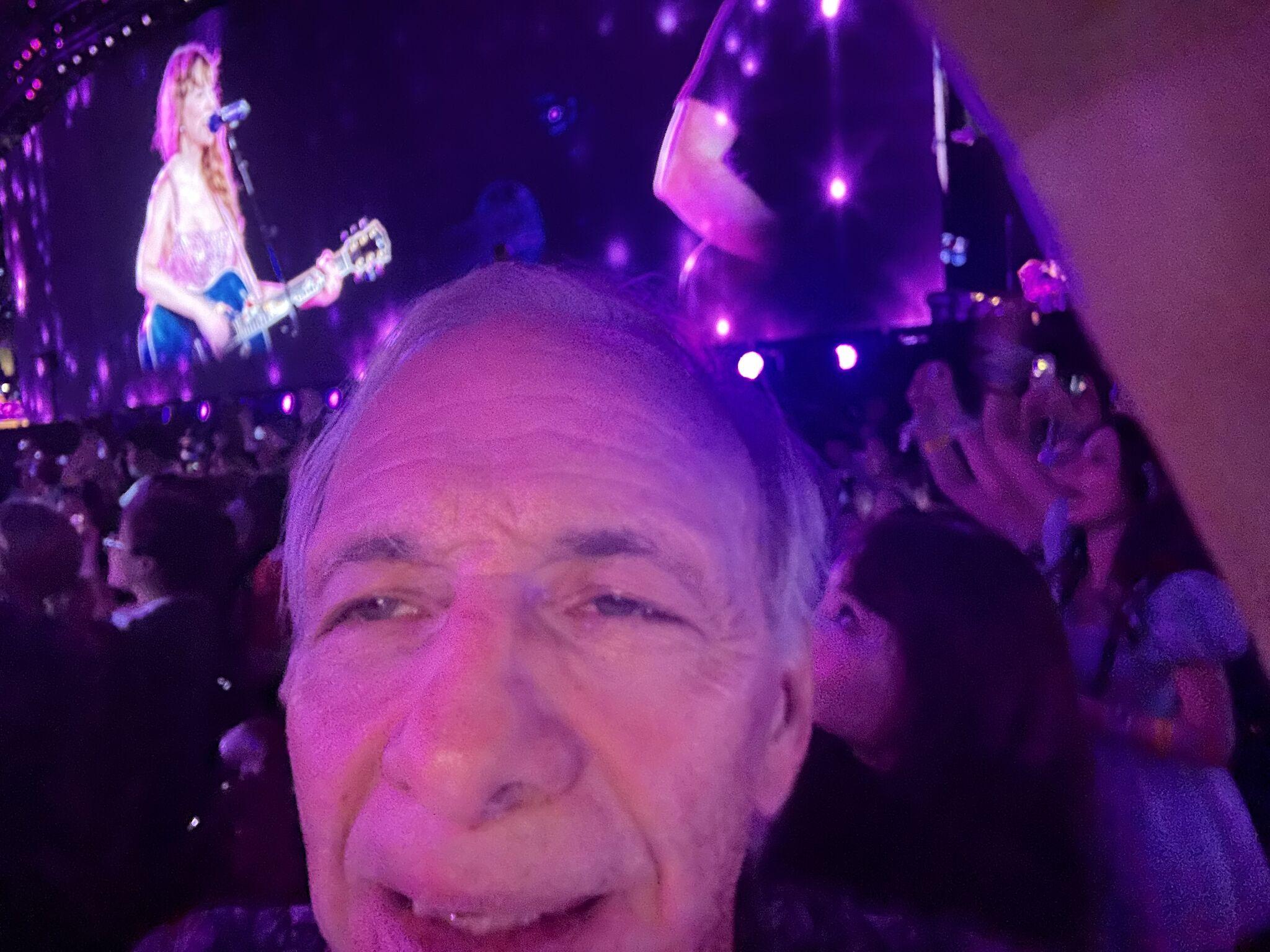 Taylor Swift演唱會｜鱷王達里奧睇Taylor Swift新加坡演唱會　引證星洲「課金」成功