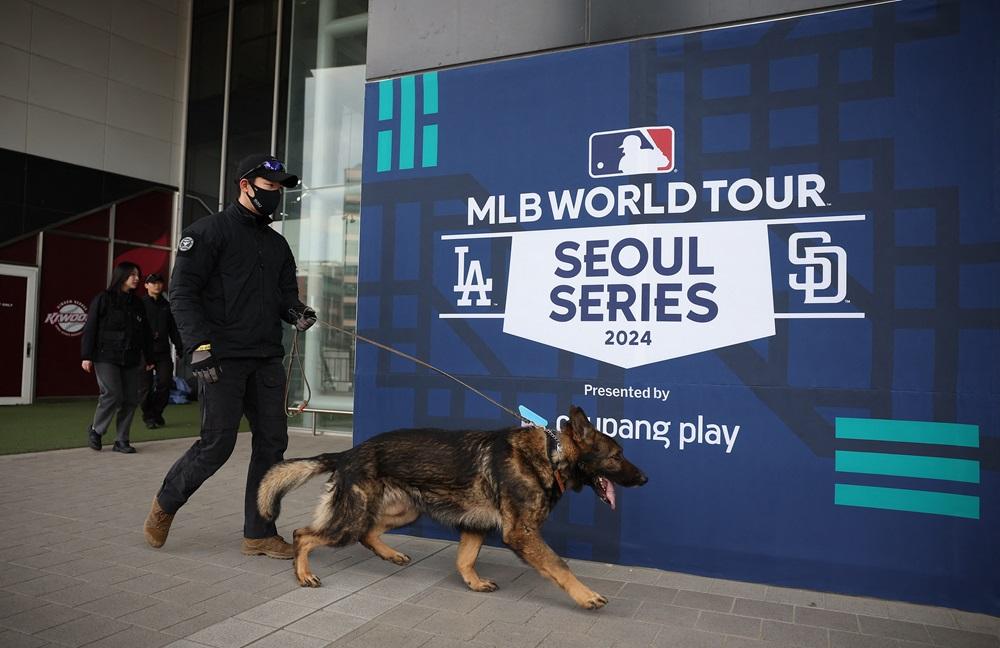 南韓派出大量警察在場館搜查。(路透社)