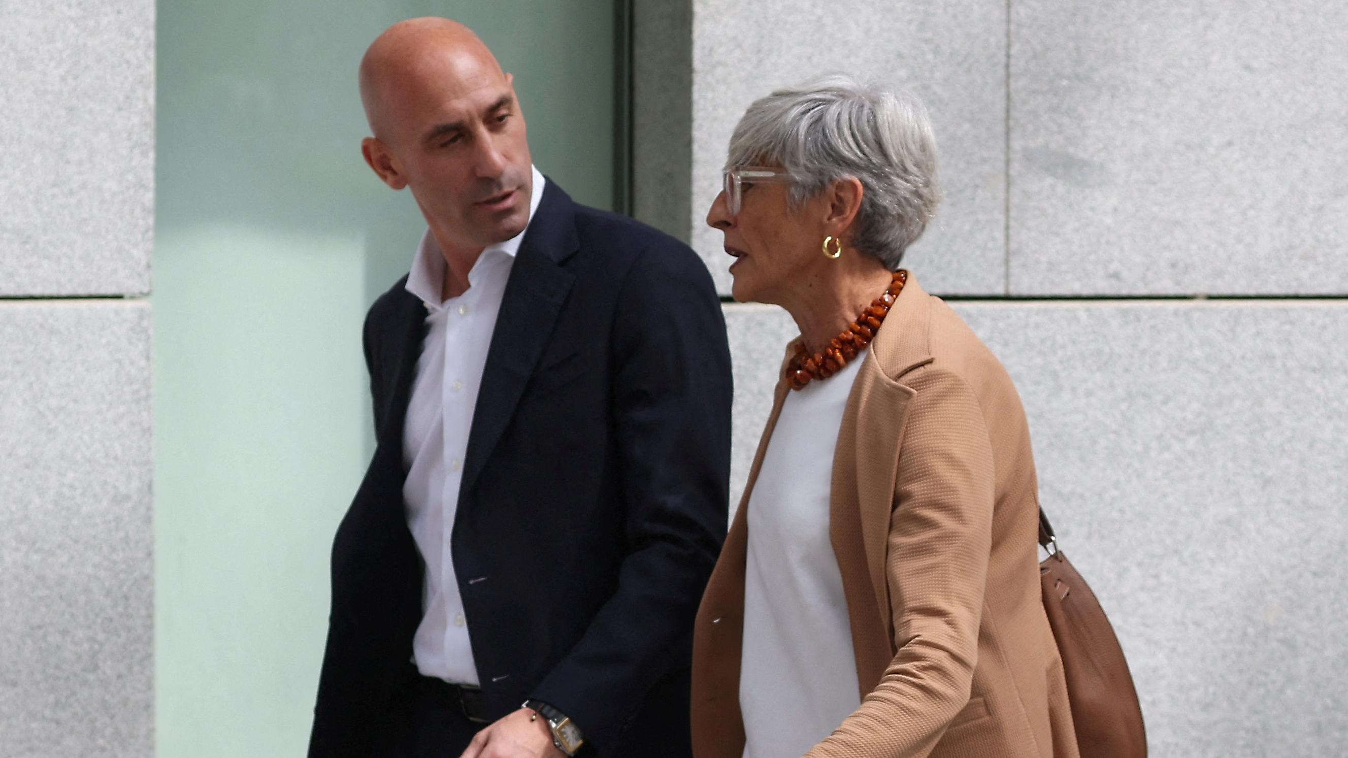 前西班牙足協主席盧比利斯出庭受審。(路透社)