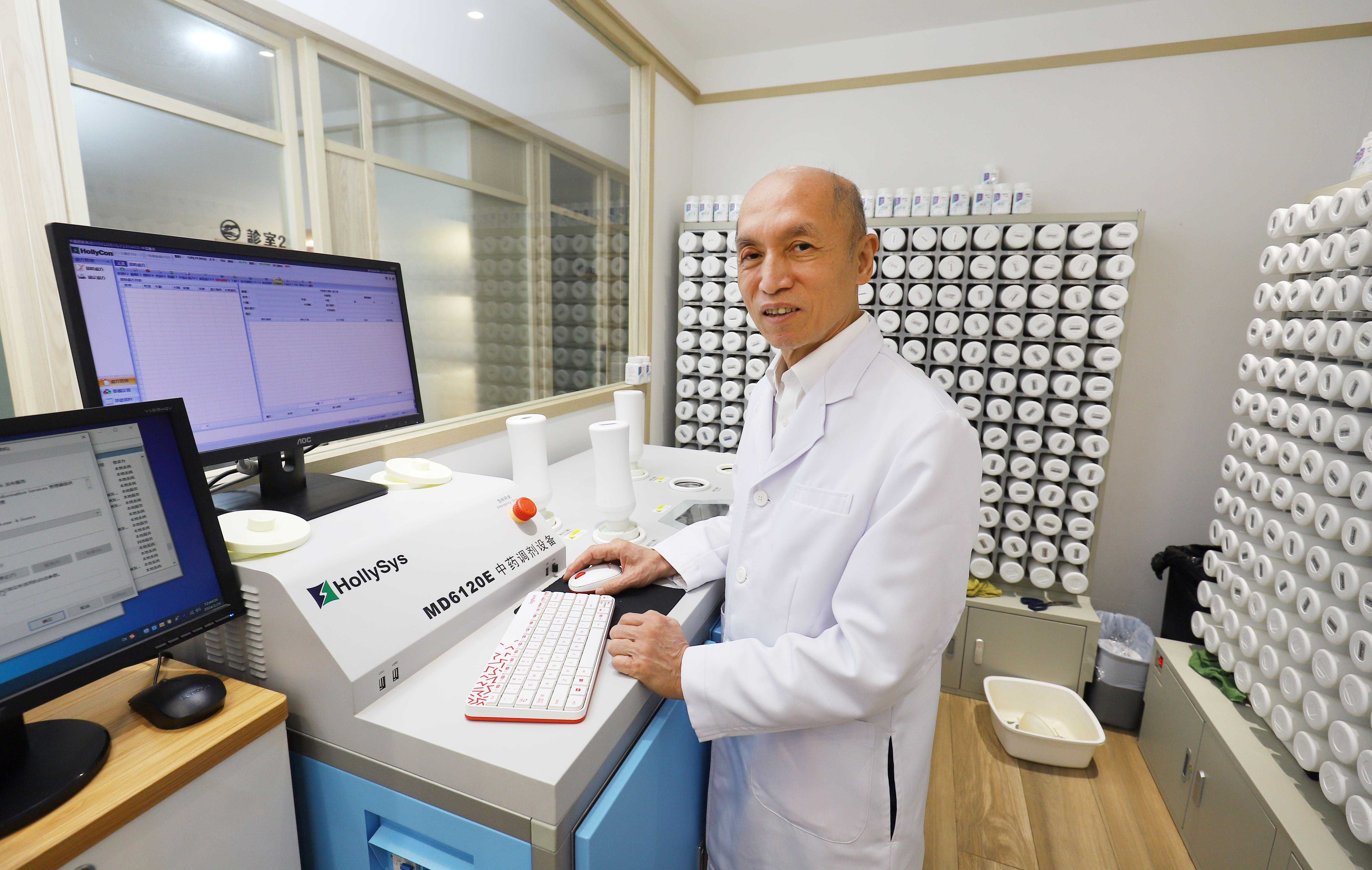 智慧生活｜AI科技正式與中醫結合？ 應用中藥配方顆粒智能調配系統 提升藥量準確度 監測到「錯藥」更會提示警號！？