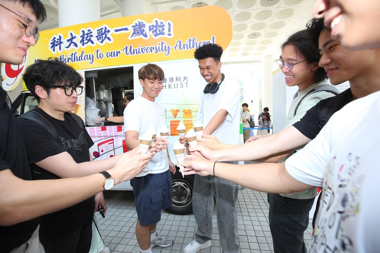 數百名科大師生於雪糕車前排隊，輪流唱出校歌其中一句歌詞換取一份軟雪糕。有成功獲取免費雪糕的學生合照留念。