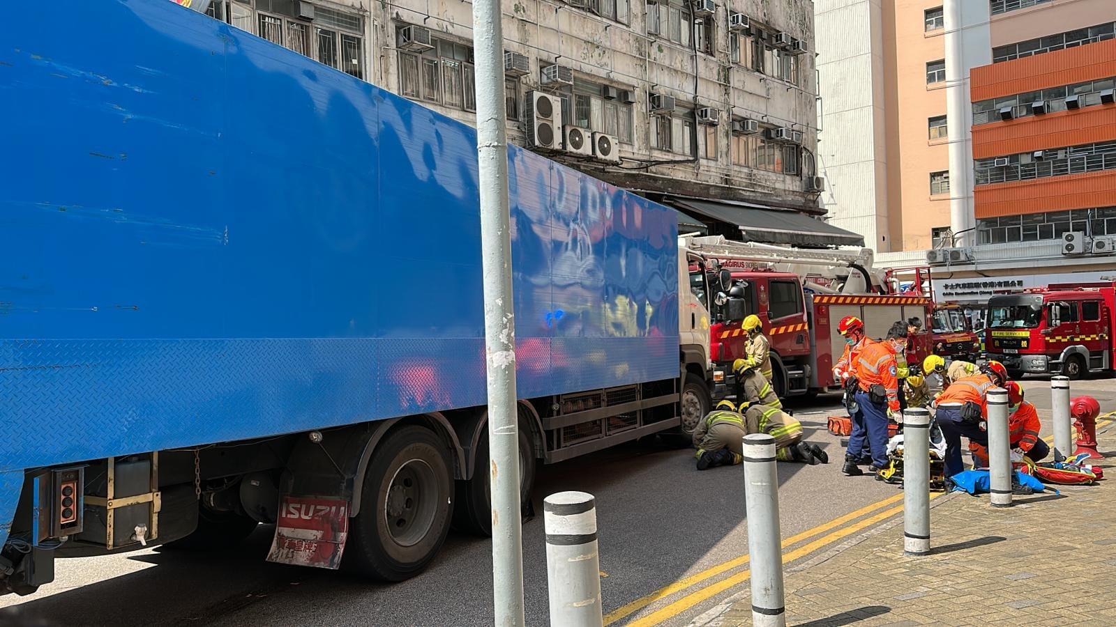 葵涌老翁買餸過路遭貨車撞倒　右小腿被輾爛
