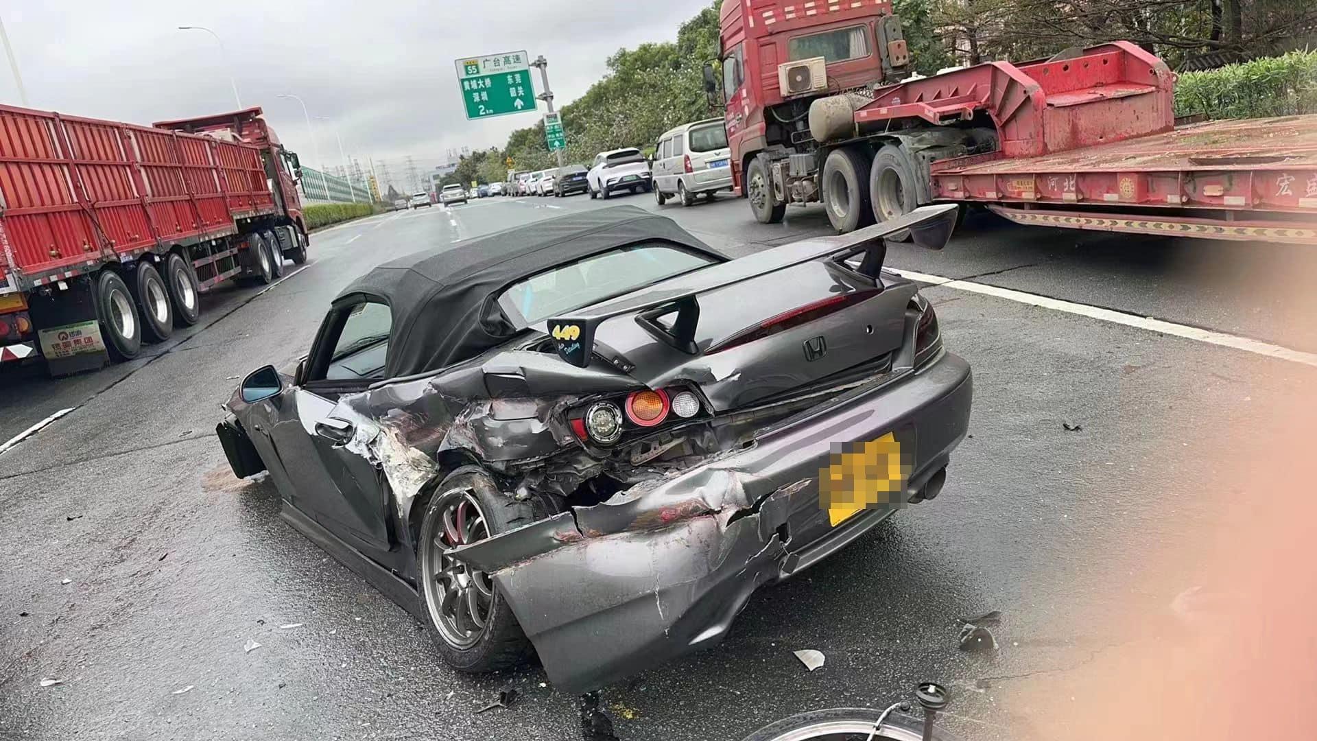 廣台高速公路周日（3月10日）發生交通意外，本港著名「絕版跑車」本田S2000嚴重變形。（Facebook群組「車cam L（香港群組）」）