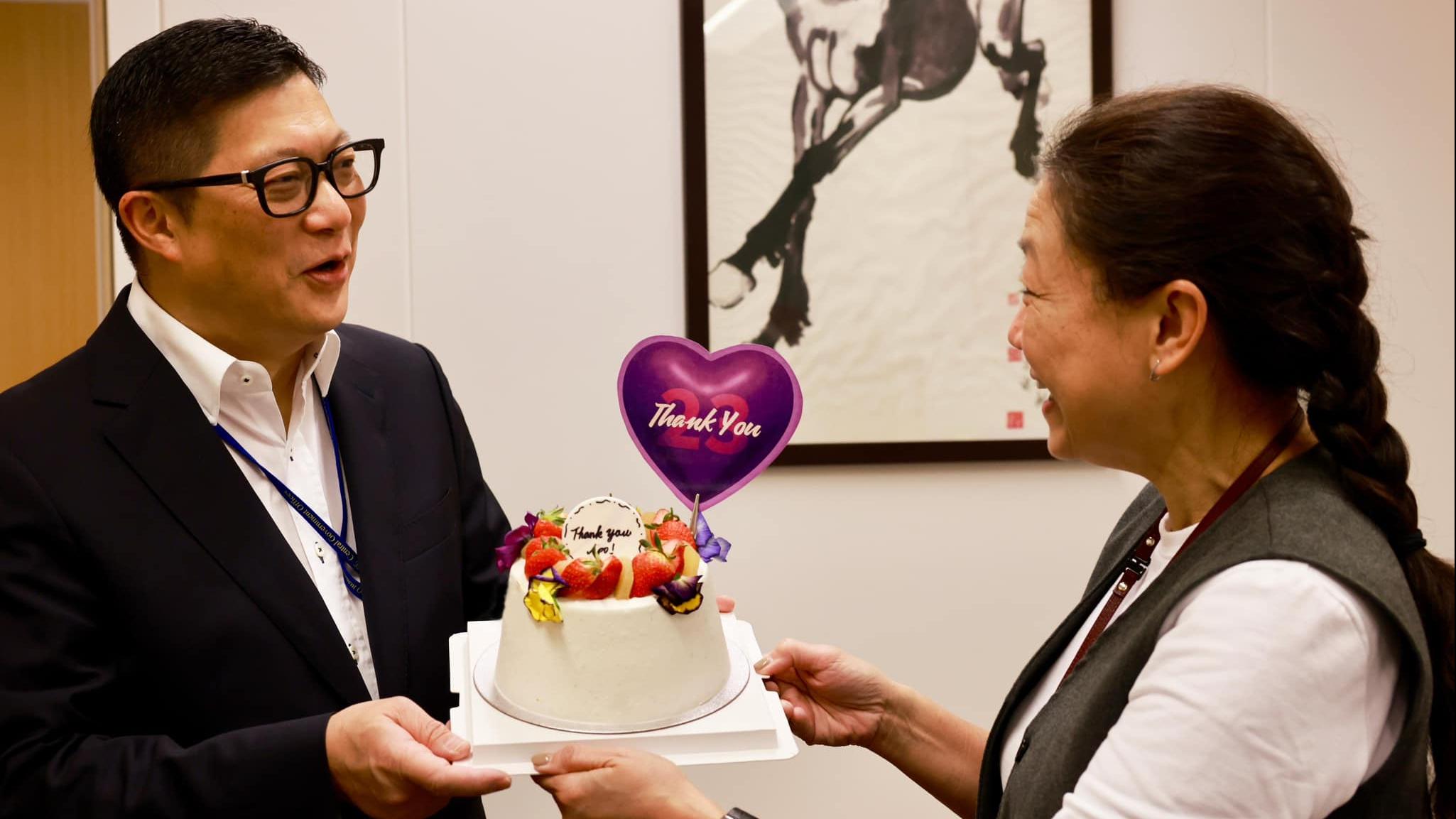 Ray Online｜國際婦女節　鄧炳強向「23條立法女戰友」贈蛋糕