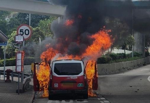 龍翔道的士突然自焚全車陷火海 司機及時跳車保命