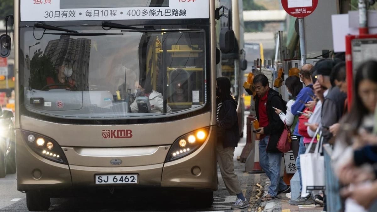 政府今個年度向各巴士公司合共發還最少14.1億元少收車資。(蘇文傑攝)