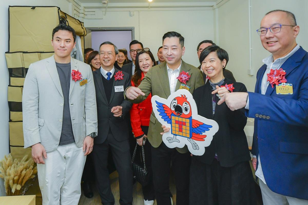 何永賢(右三)、房屋局副局長戴尚誠和韋浩文(右四)等參觀「啟德・東寓」示範單位。(機構提供)