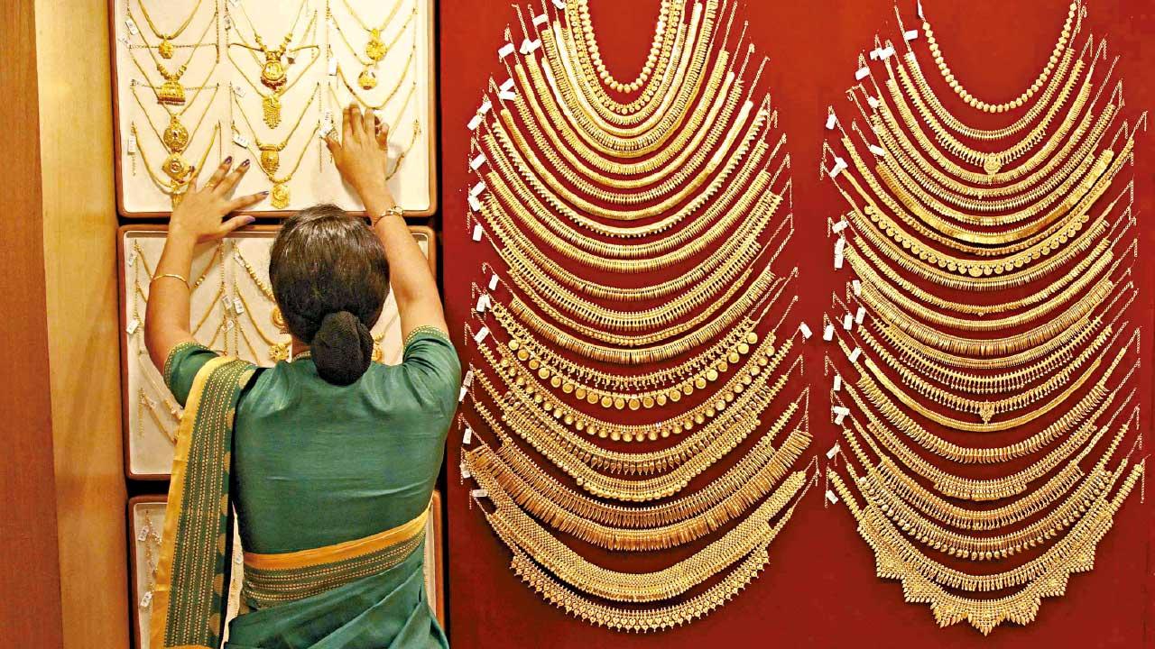 破頂兩日｜連飆8日 曾累飆近7% 黃金升不停 劍指2200美元