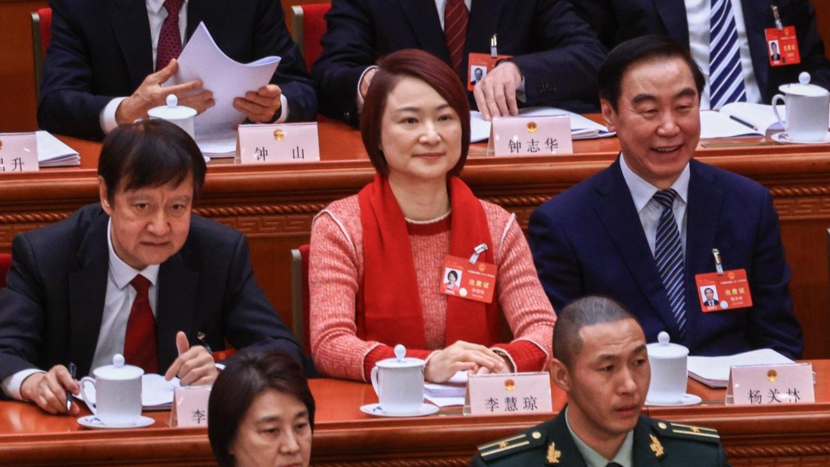 李慧琼(後排中)相信，中央惠港政策會陸續有來，前提是香港要調整自身。(中通社)