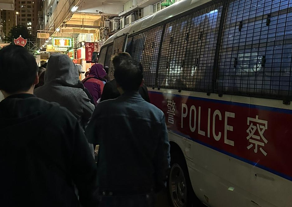 警方在牛頭角道一單位搗破懷疑非法賭檔，拘捕21人。(警方提供)