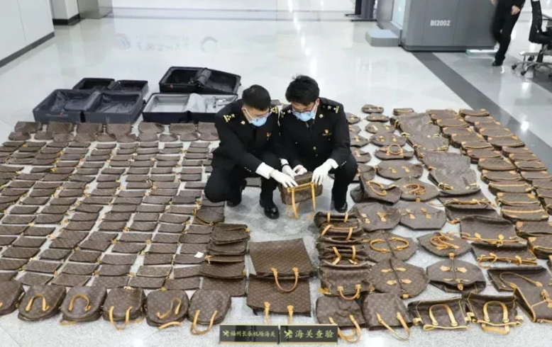 中國海關總署周日(10日)稱，近日福州海關所屬福州長樂機場海關破獲一宗走私案，檢獲LV（Louis Vuitton）品牌的舊手袋、舊背包等共316個。
