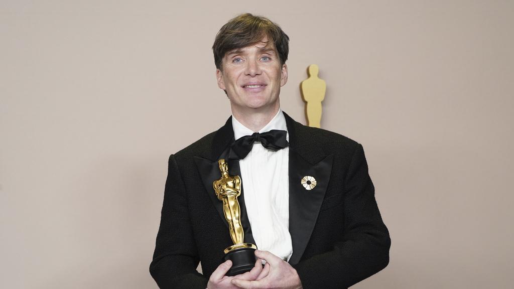 奧斯卡2024｜《奧本海默》出爐影帝斯里安梅菲 戴香港品牌黃金胸針領獎