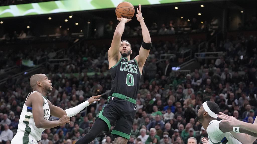 塞爾特人主場再贏公鹿122:119。(美聯社)