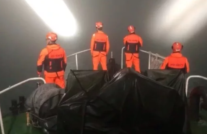 受濃霧天氣影響，能見度不足100米，海巡警艇無法出海，搜救人員只得攜帶探照燈進行海面搜索。