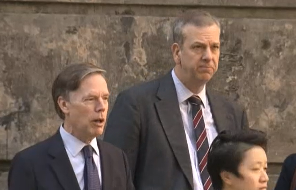 美國駐華大使伯恩斯(左)現身位於中環的外國記者會，美國駐港總領事梅儒瑞(右)陪伴到場。(now新聞截圖)