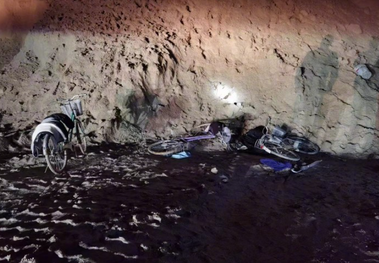 廣東省潮州市3名男童周日（10日）騎單車外出後失蹤，潮安區登塘鎮人民政府周一（11日）指在沙場找到全部男孩，經搶救無效死亡，經調查他們被沙堆掩埋造成窒息死亡。現場見到沙堆附近有他們的單車和衣物。