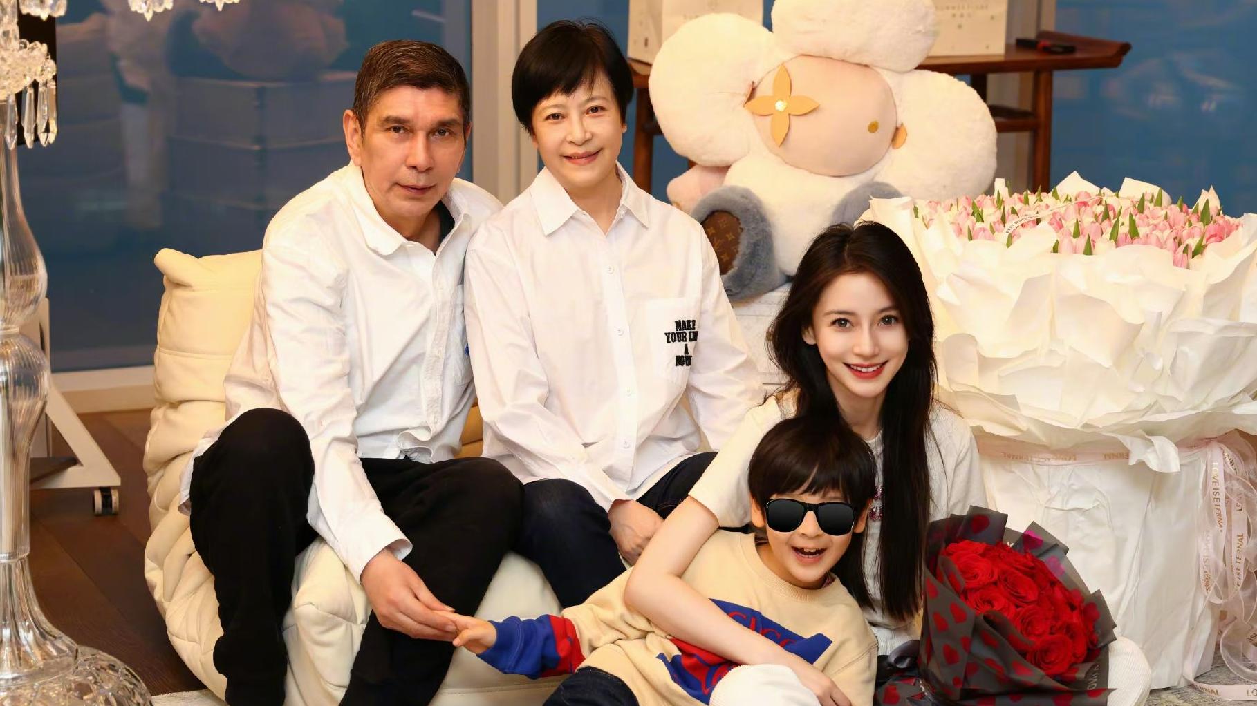 Angelababy獲解封公開全家福 7歲小海綿與混血父親齊入鏡