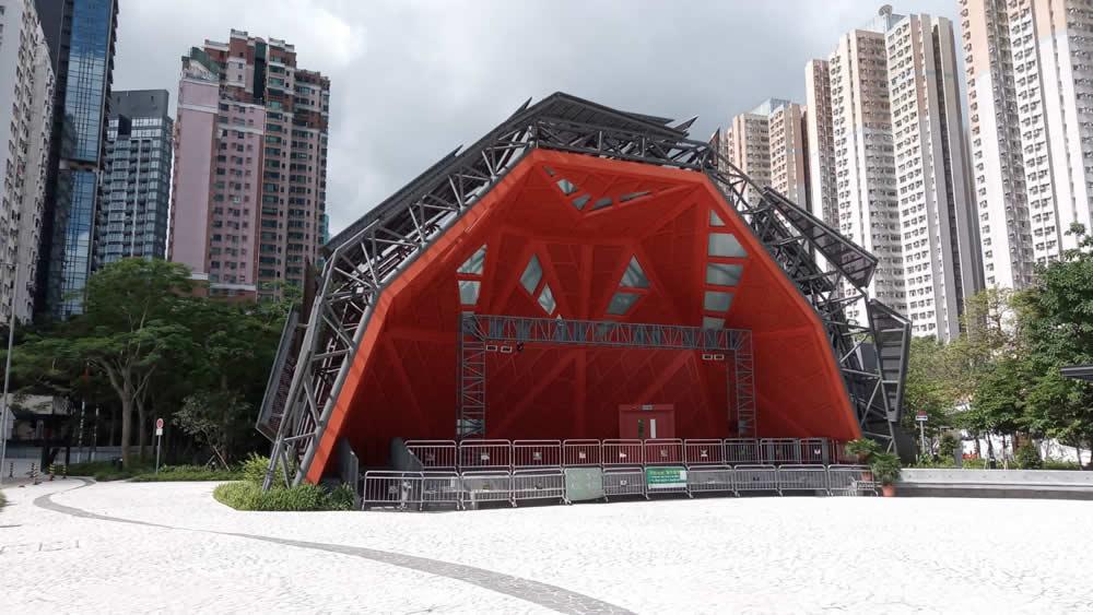 筲箕灣的東區文化廣場設置可發光的「打卡」地標。(網上圖片)