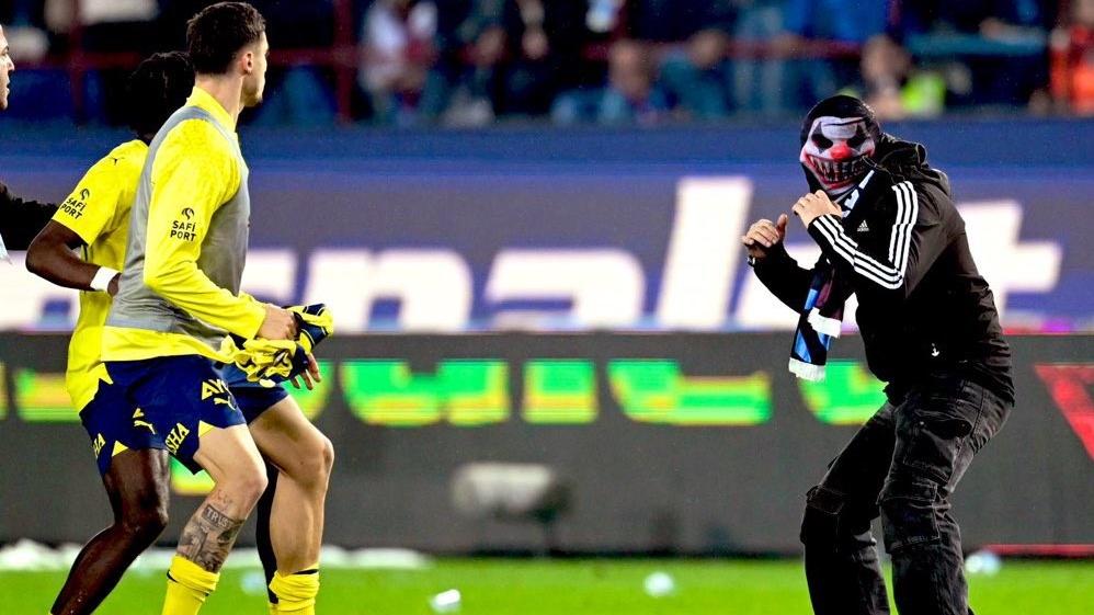 特拉布宗球迷入場挑釁費倫巴治球員。(X)