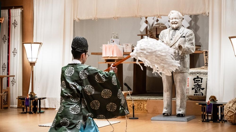 曾被掉入道頓堀川的肯德基爺爺像，因殘舊而被送到神社棄置。(X)