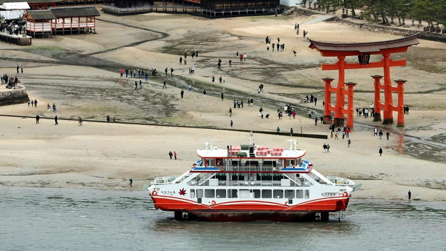廣島宮島鳥居外有渡輪擱淺。(X)