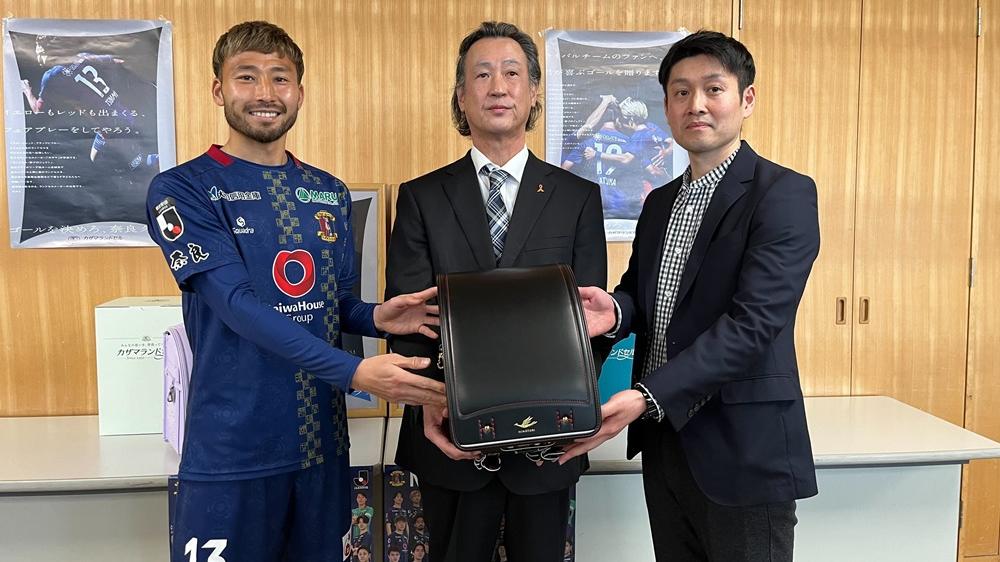 日丙的奈良俱樂部向孤兒院送上書包。(奈良俱樂部X)